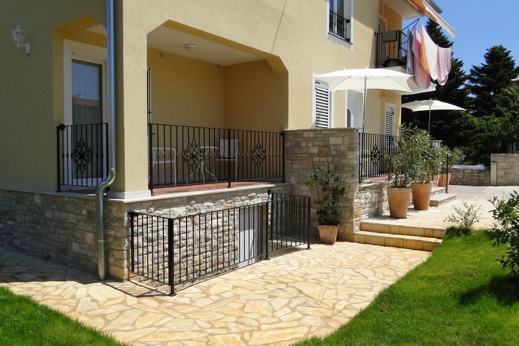 Apartments Villa Ela Umag Exterior photo