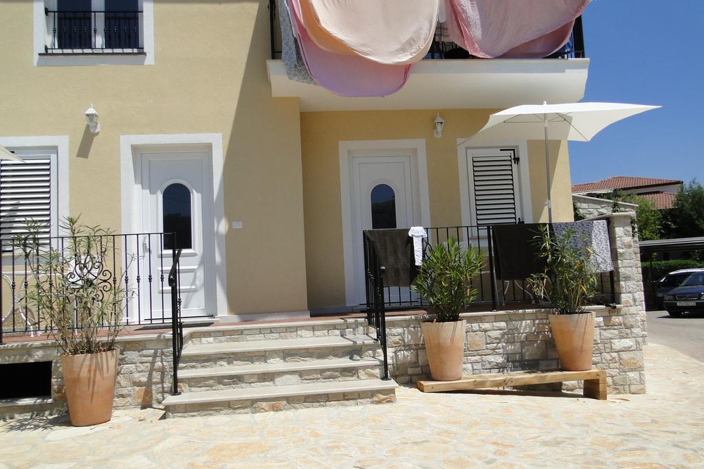 Apartments Villa Ela Umag Exterior photo