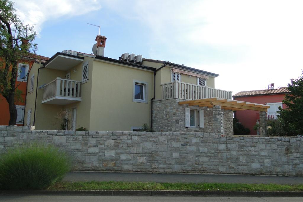 Apartments Villa Ela Umag Exterior photo